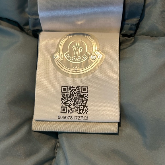 Monocler vest for a child boy or girl worn a few times for a ski trip - Picture 6 of 7